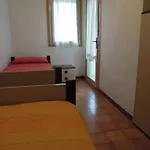 Sunny Garden Retreat Near The Sea شقة