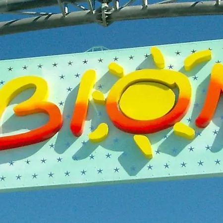 Sunny Garden Retreat Near The Sea Apartment