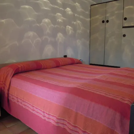 Daire Sunny Garden Retreat Near The Sea *