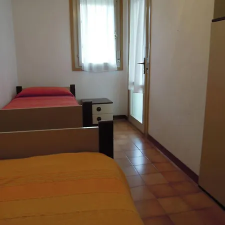 Family Townhouse With Fenced Fireplace Garden Daire
